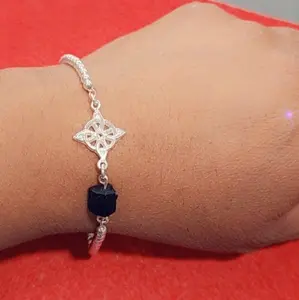 Pulsera con nudo de bruja color obscuro.Dark witch knot bracelet.