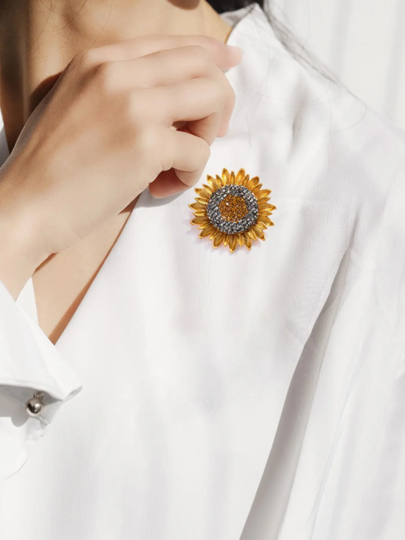 Shiny Sunflower Brooch Pin, Elegant Women & Girls Accessory, Ideal Gift for Her, Multifunctional Fashion Statement Piece, Jewelry, Jewellery