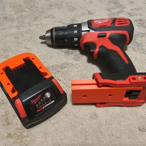 Milwaukee M18 tool and battery mount