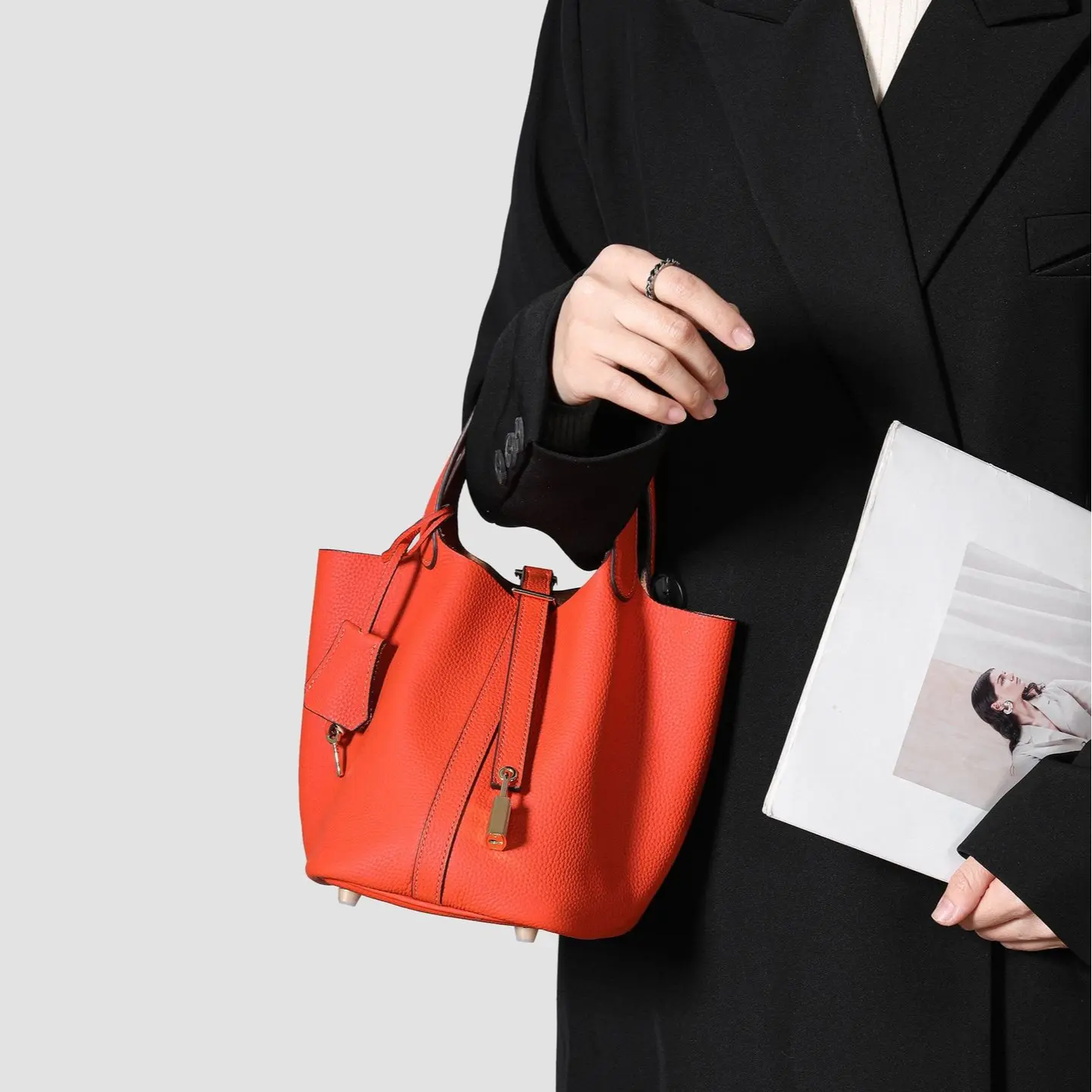 Women’s fashion handbag, hand-held bucket bag – a stylish and functional everyday accessory suitable for various casual and fashionable occasions. It includes a multi-functional handbag, wallet, and shopping bucket bag.