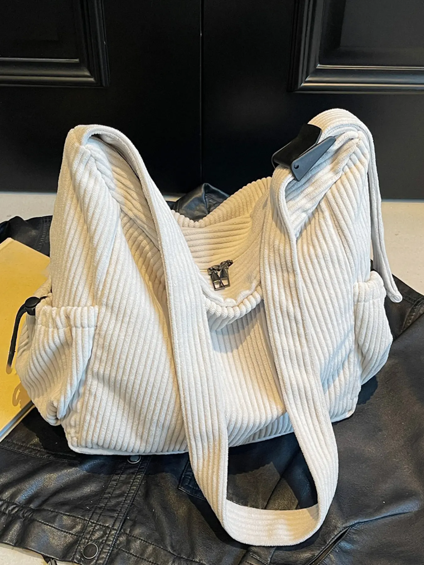 Retro literary  shoulder bag, simple casual multi-pocket shoulder messenger bag, fashionable shoulder tote bag, crossbody tote bag, versatile and available in multiple colors, Casual messenger bags, Vintage crossbody bag, Crossbody Shoulder Handbag