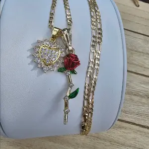 Corazon con rosa color Rojo necklace pendant