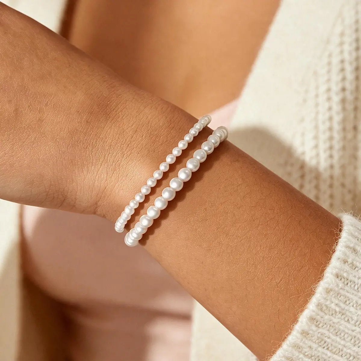 2Pcs White Pearl Bracelets for Women, White Stretch Bridesmaid Pearl Bracelets Bridal Wedding Elastic Bracelets Stackable Faux Pearl Bracelets for Lady Pearl Beaded Bracelets