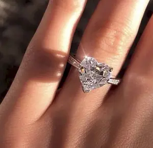 Exquisite Heart-Shaped AAA Zircon Engagement Party Ring