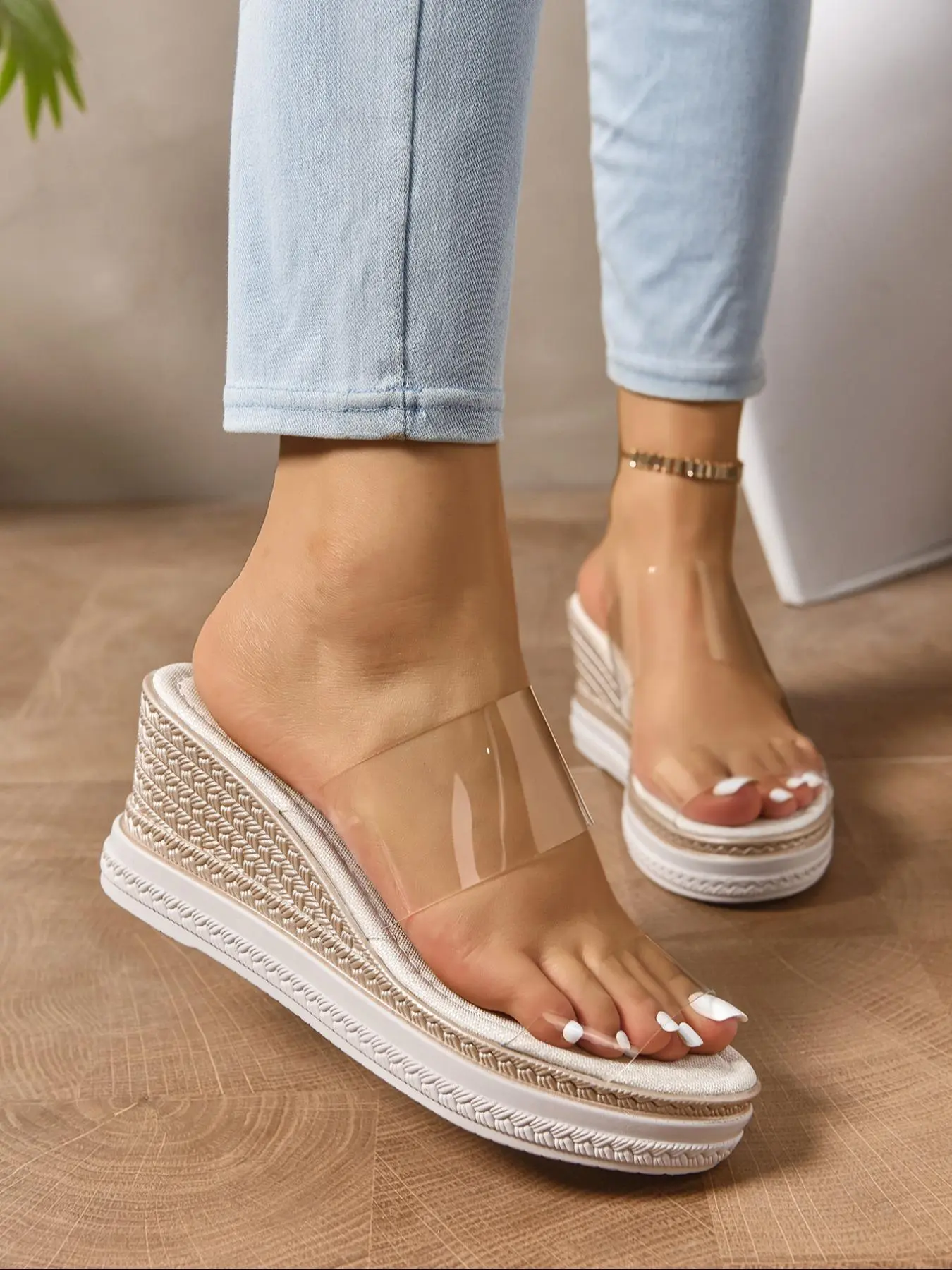 New fashionable women's wedge sandals, comfortable platform sandals, transparent strap design, wedge slippers with open toe design, comfortable platform beach sandals for summer, boho style casual sandals for a variety of casual occasions