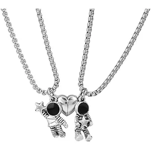 2 Pcs Stainless Steel Couples Necklaces Astronomy Spaceman Matching Couple Necklaces Valentine’s Day Gift for Him Her or Best Friends Jewelry