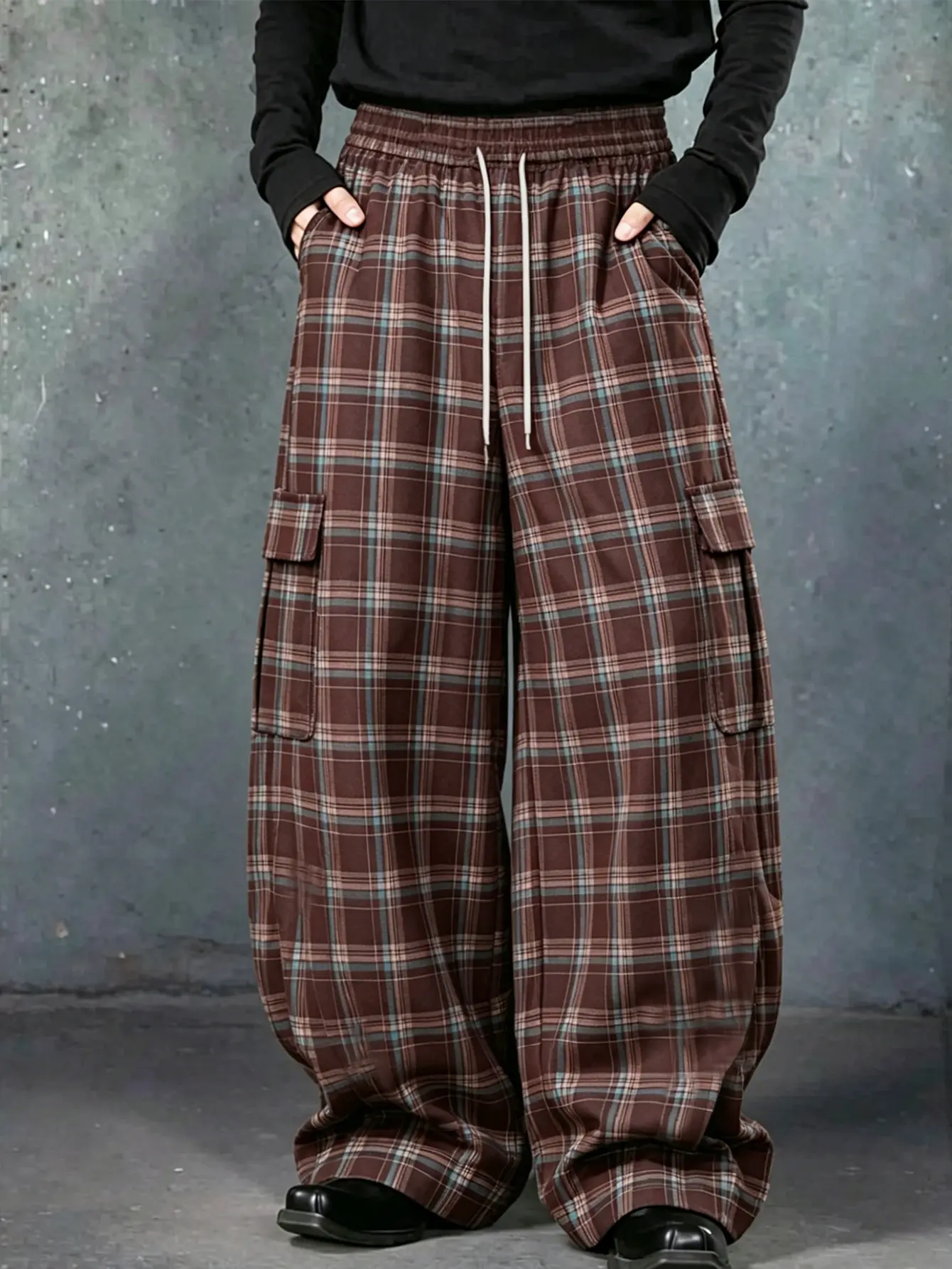 Unisex vintage plaid cargo pants—Y2K-style loose wide-leg long pants with an elastic waistband and casual streetwear vibe. Brown plaid loose fit that doesn’t cling or trap sweat; pairs well with sweatshirts, jackets, or sneakers for an effortless American