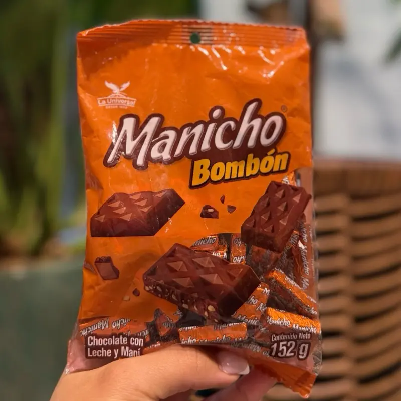 La Universal Manicho Bombon Milk Chocolate with Peanuts 152g