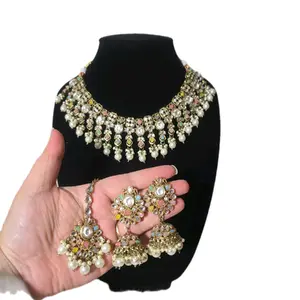 Traditional Indian Jewelry Set: Necklace, Earrings, and Tikka