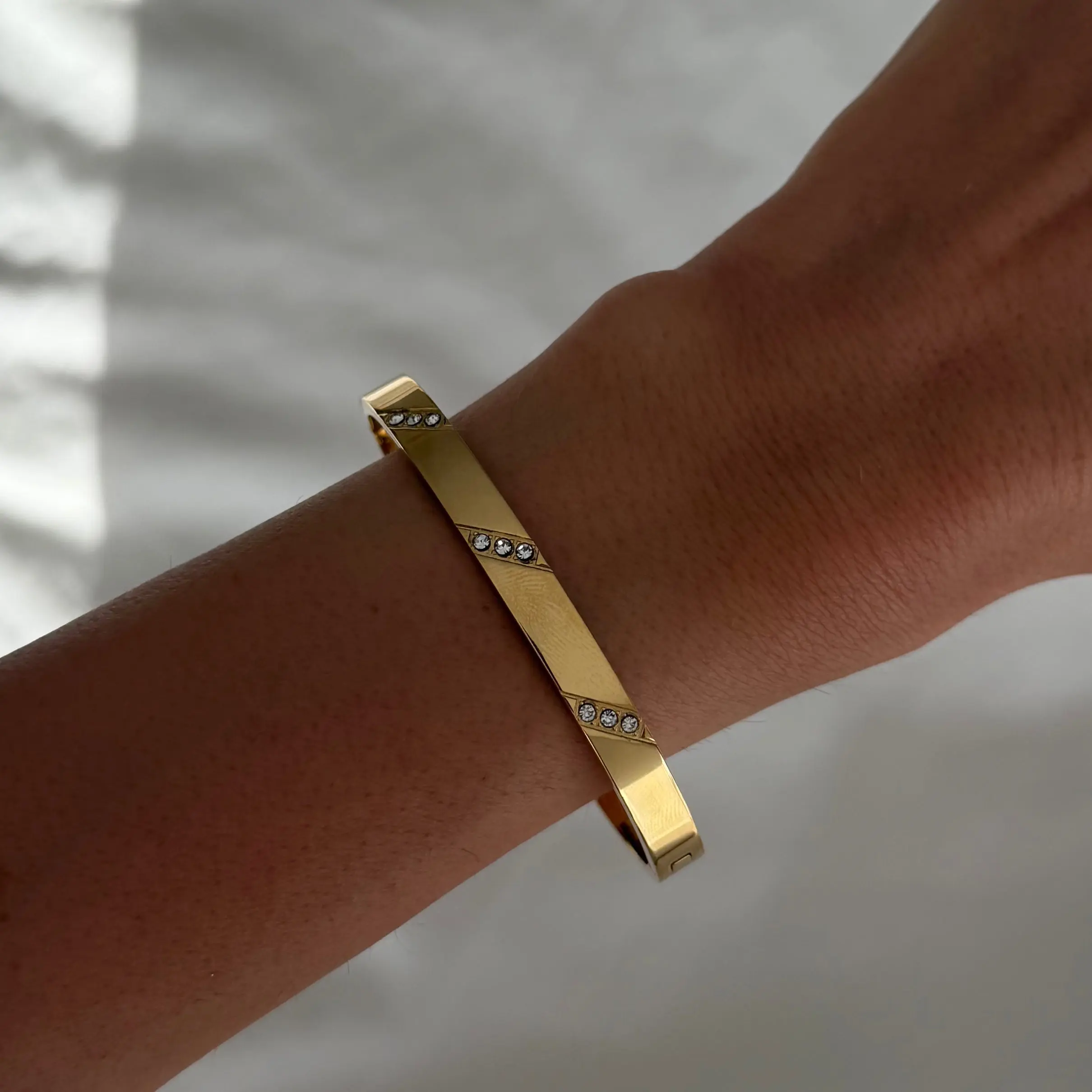EVRY JEWELS  Waterproof - 18K Real Gold Plating Waterproof - 18K Real Gold Plating Stainless Steel Women's Shimmer Stripe Bangle Bracelet