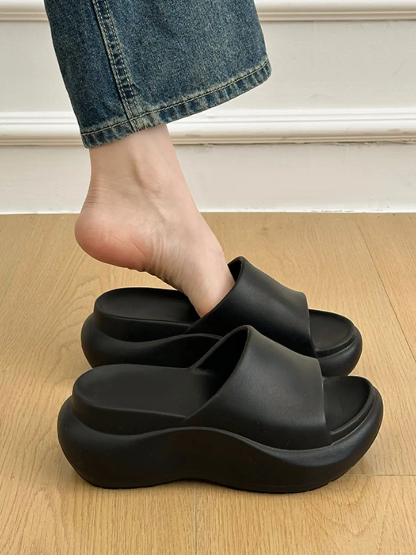 Cloudy Thick Sole Sandals, One-Piece Design, Stable Anti-Slip Comfortable Slip-On Sandals, Waterproof Durable Home Outdoor Shoes, Cloud Slippers