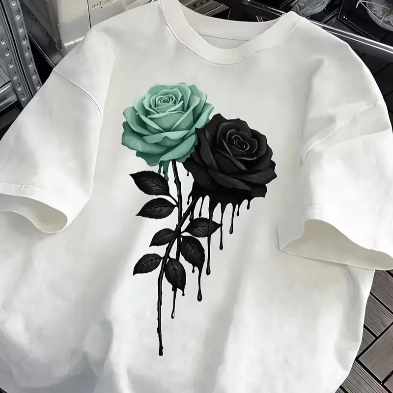 This minimalist color-blocked rose short-sleeved T-shirt features a mint green and black double rose ink droplet print, a unique and sophisticated dark floral design, suitable for street style, couple outings, and daily commutes.