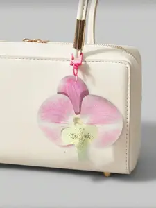Simple pink butterfly orchid artificial flower pendant, niche gentle gradient three-dimensional petals hanging, classic small and exquisite texture versatile pendant, Art Charms, suitable for daily bag matching, shopping and dating gifts.