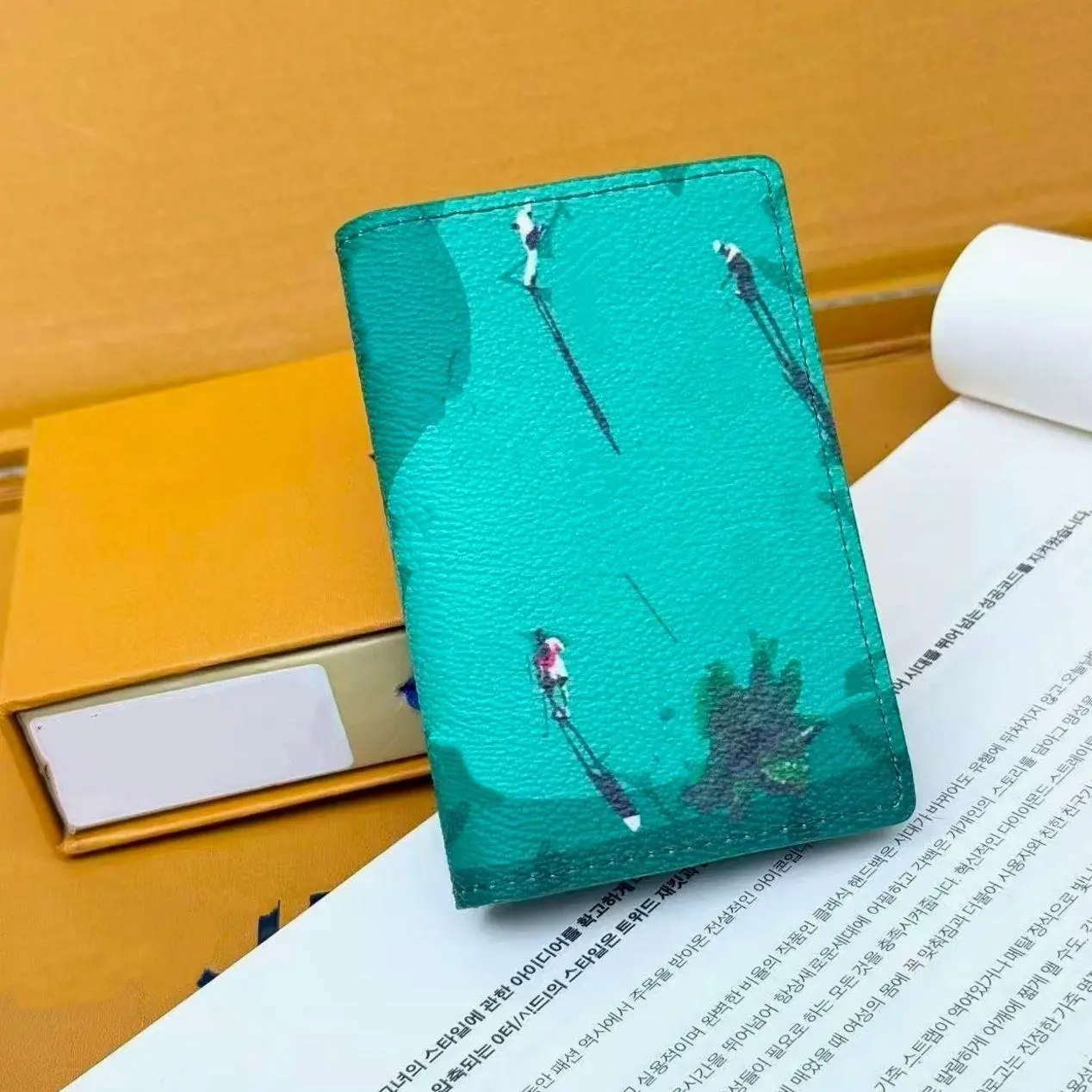 Street Graffiti Card Holder – Unisex Compact Wallet, Minimalist Credit Card Organizer, Lightweight Travel Wallet Gift