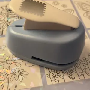 Paper Punch and Embossing Tool, Manual Floral Design Paper Hole Puncher, Durable Plastic Craft Tool for Scrapbooking, Diaries, Card Making and Photos, Smooth Hole Puncher