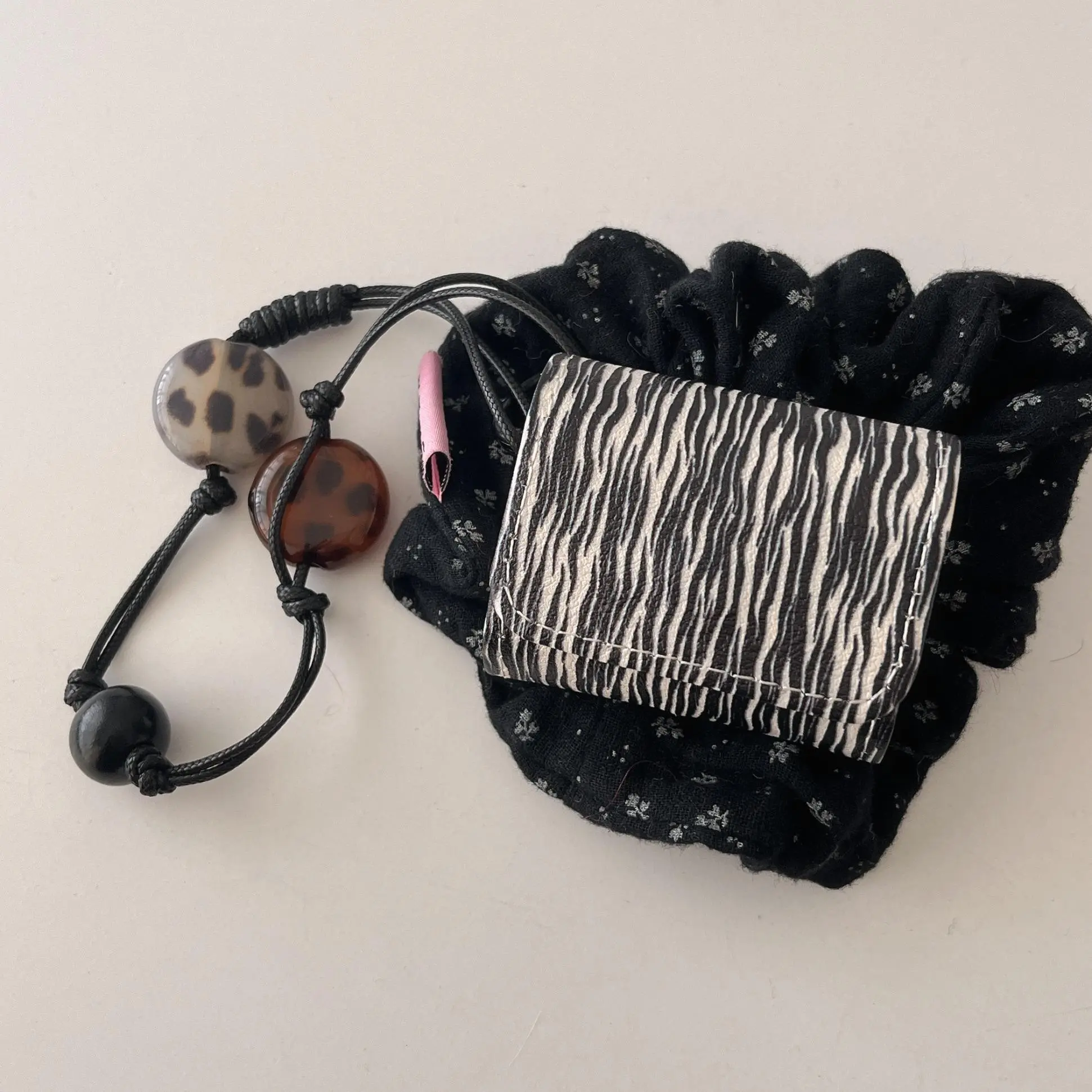 Zebra Stripe Pattern Earphone Case with Lanyard, Earphone Pouch with Beaded Lanyard, Earphone Case for AirPods Pro 2/AirPods Pro/AirPods 4/AirPods 3/AirPods 2, Audio