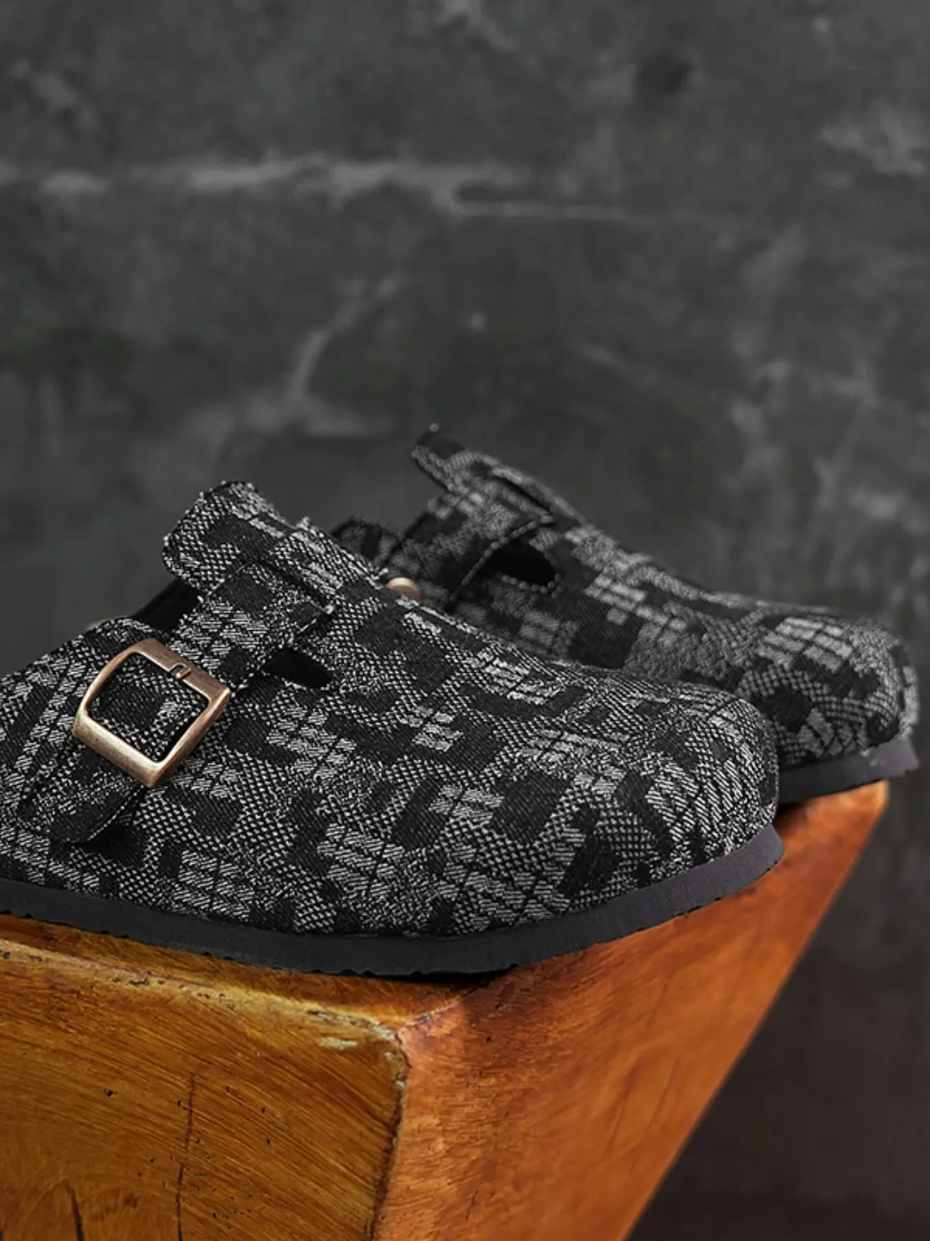 Unisex Plaid Design Clog Sandals with Adjustable Buckle, Comfortable Casual Walking Shoes for All Seasons, Fashionable Slip-On Footwear, Unique Sandals, Clogs Shoes