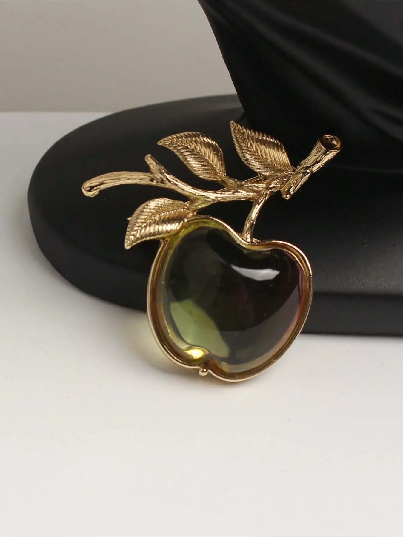 1PC elegant Baroque-style jelly apple brooch, women's classic vintage fruit pin, holiday gift Jewelry