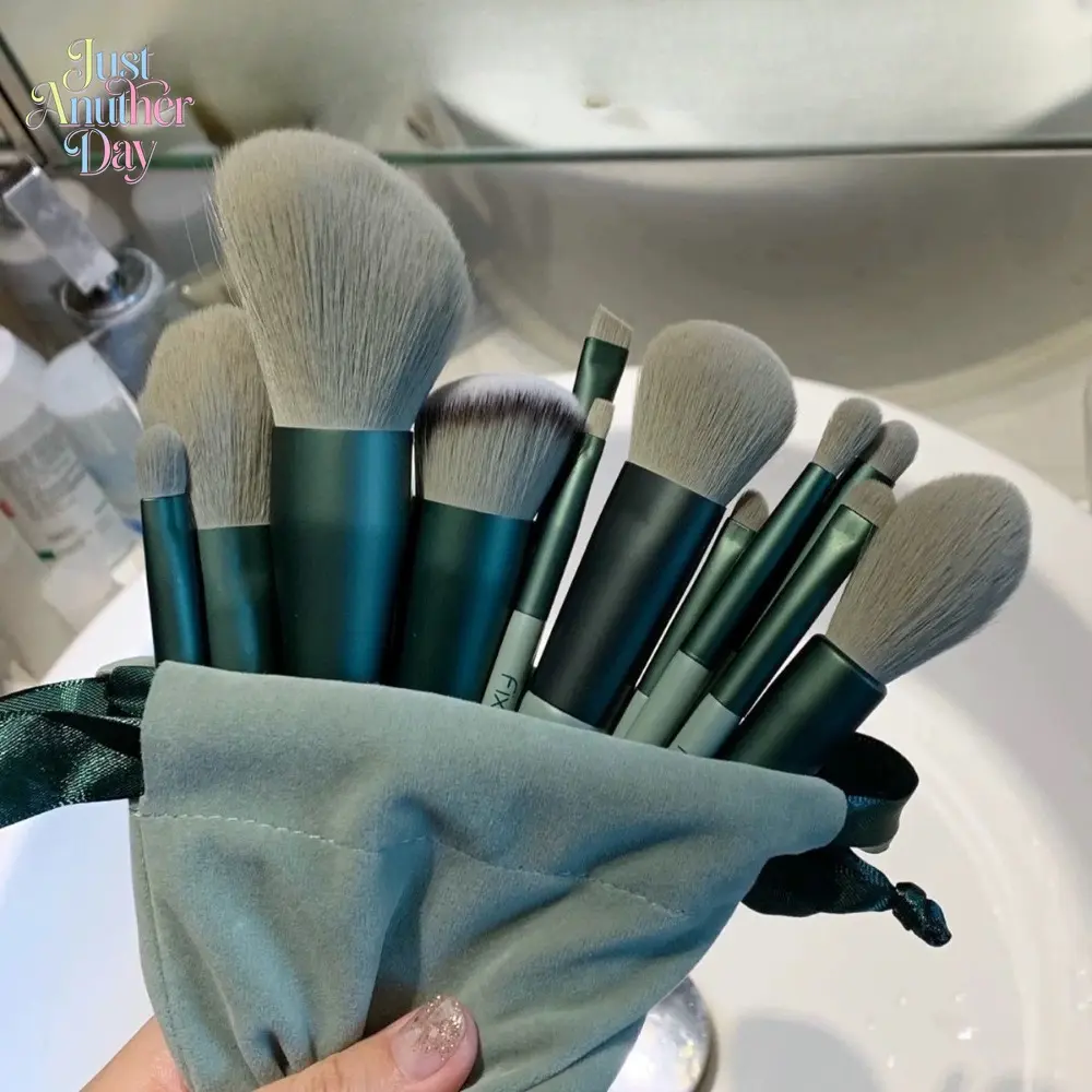 Complete 13-Piece Cosmetic Brush Set, Ultra-Soft Bristles for Face and Eye Makeup, Includes Angled, Lip and Contour Brushes for Beginners