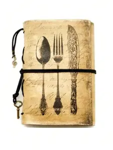 A6 notebook with 180 kraft paper pages, vintage style and premium PU leather cover. Detachable loose-leaf design with 2 storage pockets. Unisex, ideal as gifts, study planner, daily notes and travel diary. Multifunctional portable handbook, size7.3×5.1 in