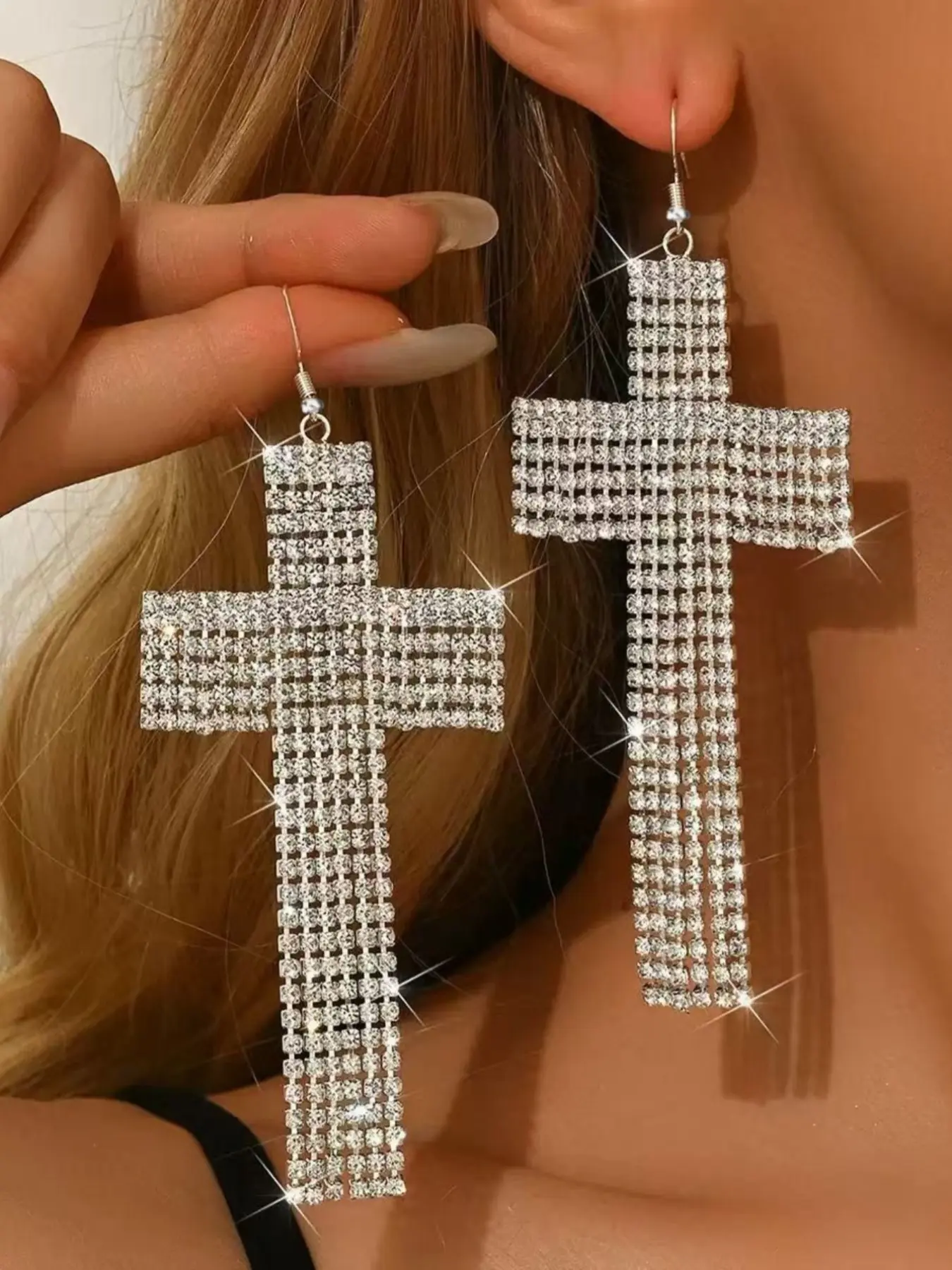 1 pair of gorgeous sparkling full diamond cross earrings, Trendy Jewelry, elegant and suitable for ladies to wear at parties and parties, the perfect gift for ladies