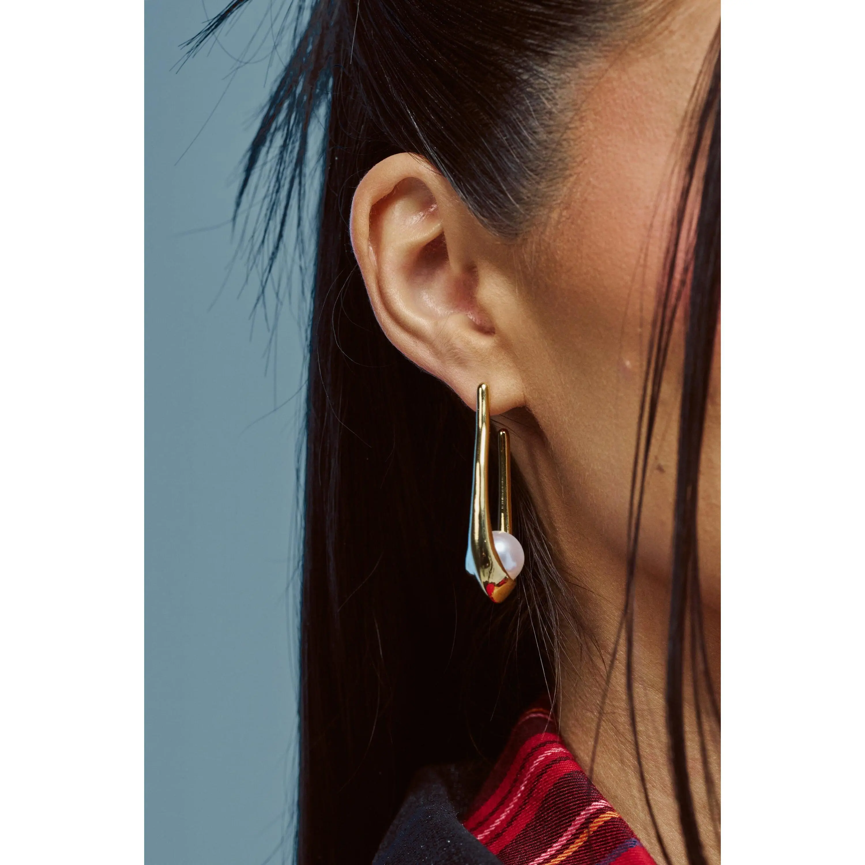 HOLD MY PEARLS DANGLE EARRING IN GOLD