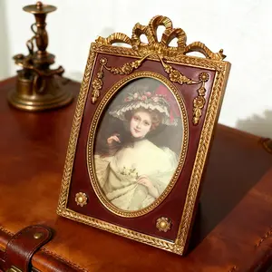 1 pc elegant 6-inch resin photo frame (with randomised photo paper), featuring a vintage European design - green and red floral carvings with bows - perfect for tabletop or bedside decoration