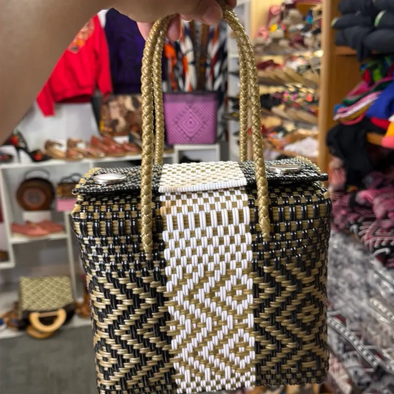 Bolsa plastico $35 lonchera - Eco-Friendly Recycled Plastic handbag - Hermosa Bolsa hecha con plástico reciclado - Artisanal Handcrafted Mexican Handbag, bolsa artesanal hecha en México -