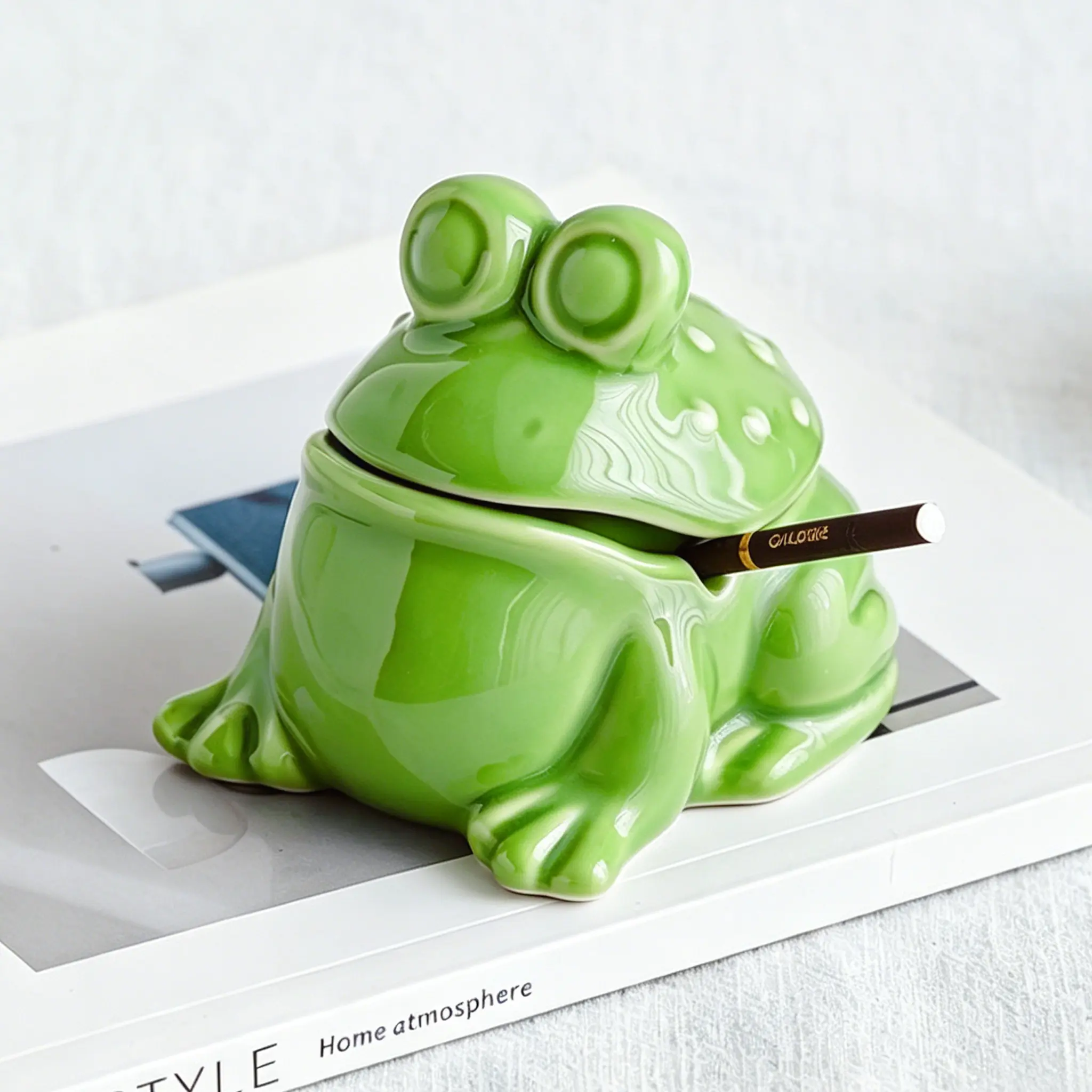 Multifunctional Cute Ceramic Frog Ashtray with Lid - Windproof Ash Tray for Indoor & Outdoor Patio Porch - Desk Ornament for Office & Home Decor - Unique Adorable Birthday, Father's Day & Christmas Gift Idea for Smokers, Men & Women