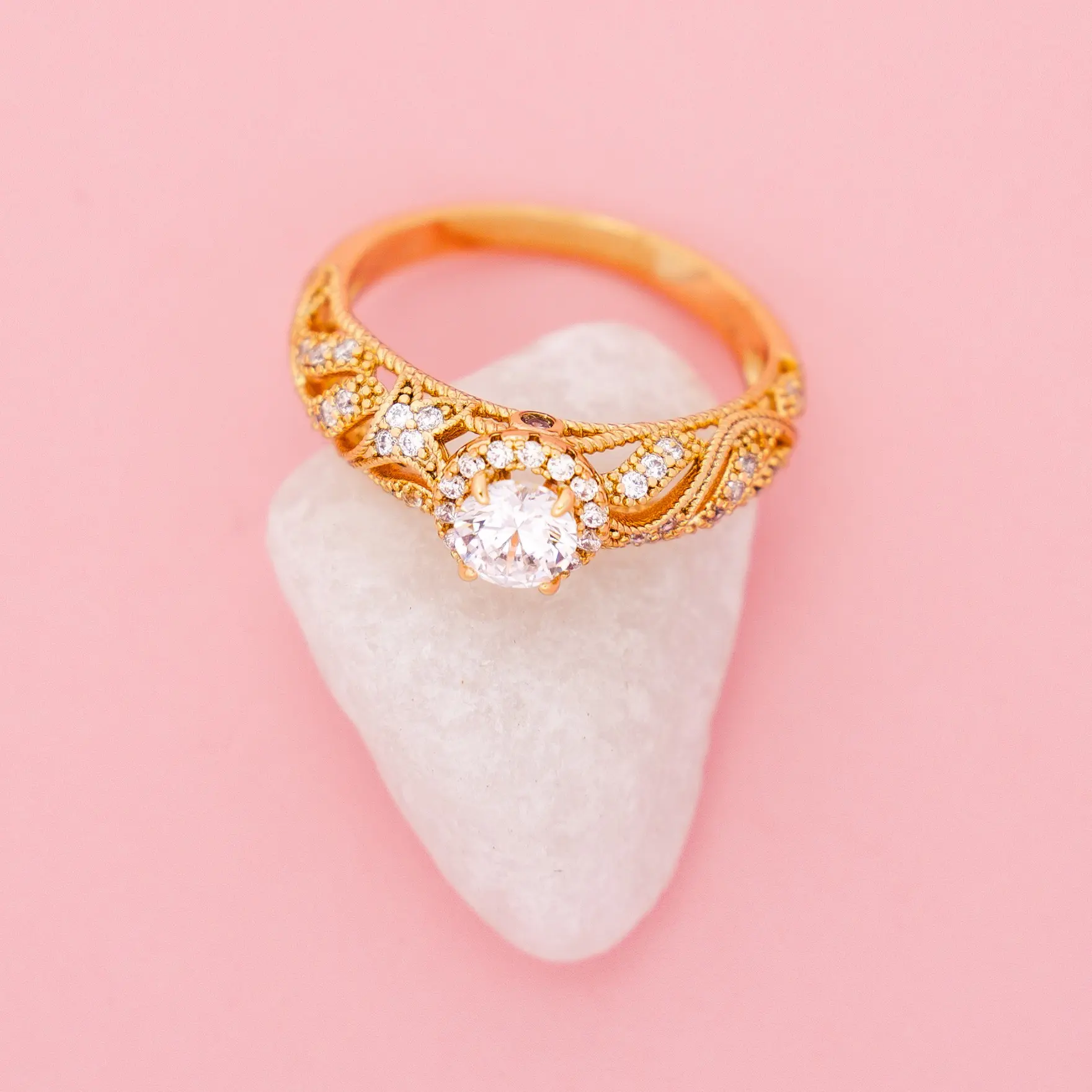 14k Laminated Gold Engagement Ring Elia Glow Size 7 with Intricate Design and Sparkling Center Stone for Adults