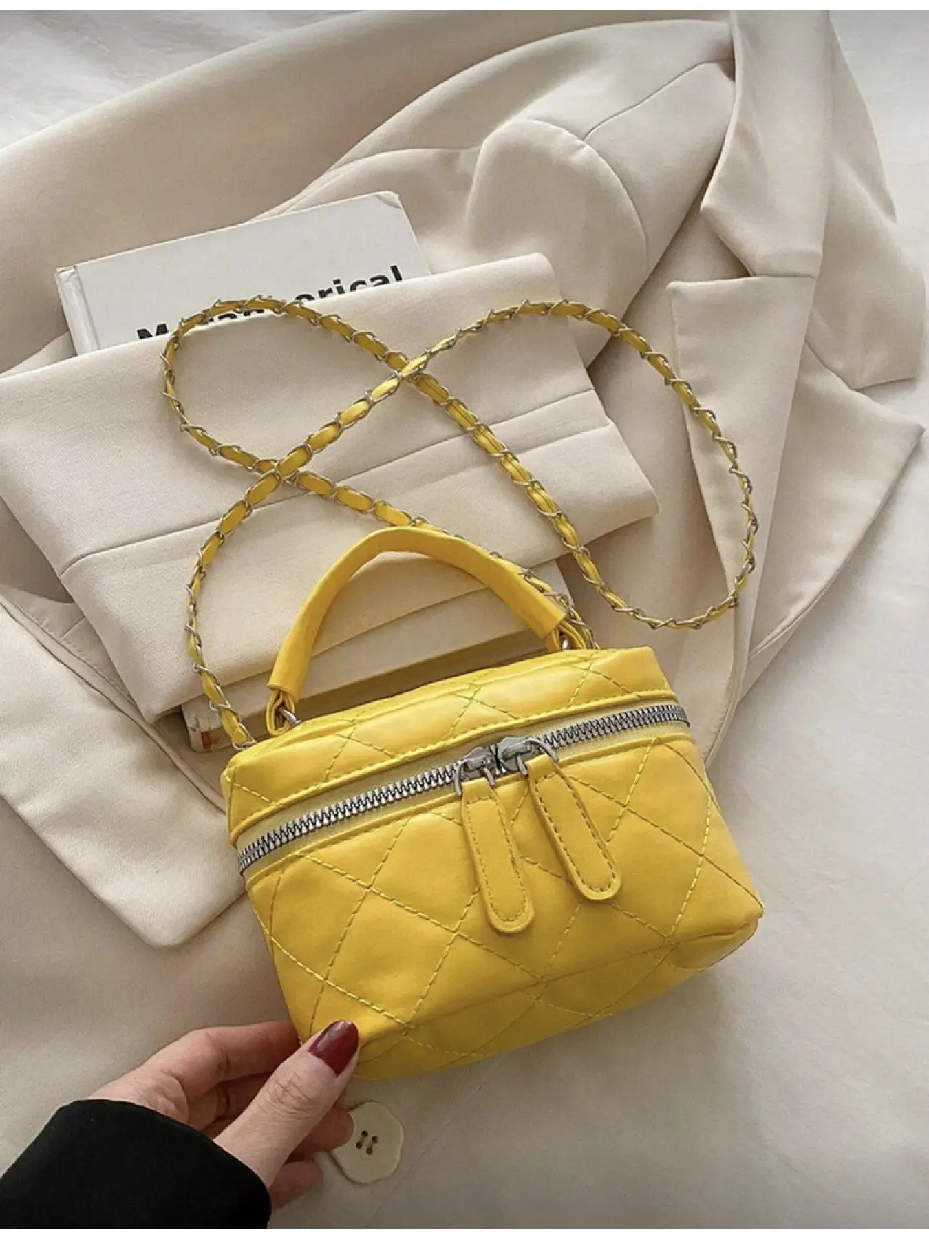 Lightweight Mini Quilted Stylish Casual Crossbody Bag for Women Girls College Students Office Workers Handheld Chain Strap Small Shoulder Bag Fashionable Unique Bags Fashion Crossbody Handbag