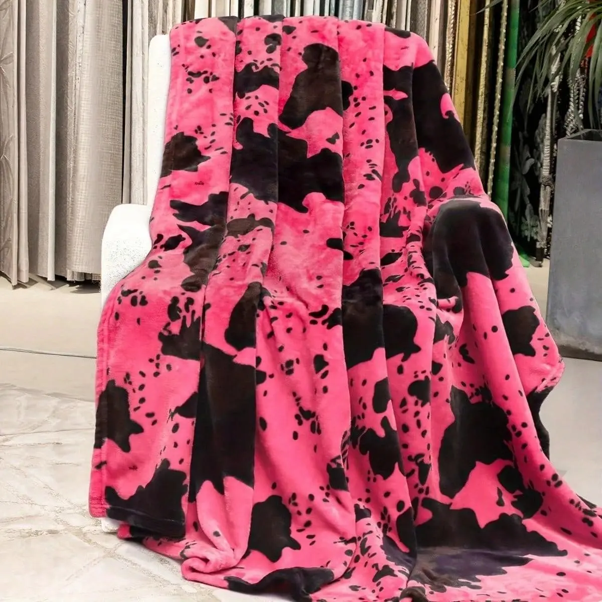 Hot Cow Print Throw Blanket, Soft & Lightweight Flannel, Cow Pattern Blanket, Ideal for Sofas, Office Naps, Camping, Car Rides, Bedroom Decor, Gift for Women, Girls, Teens