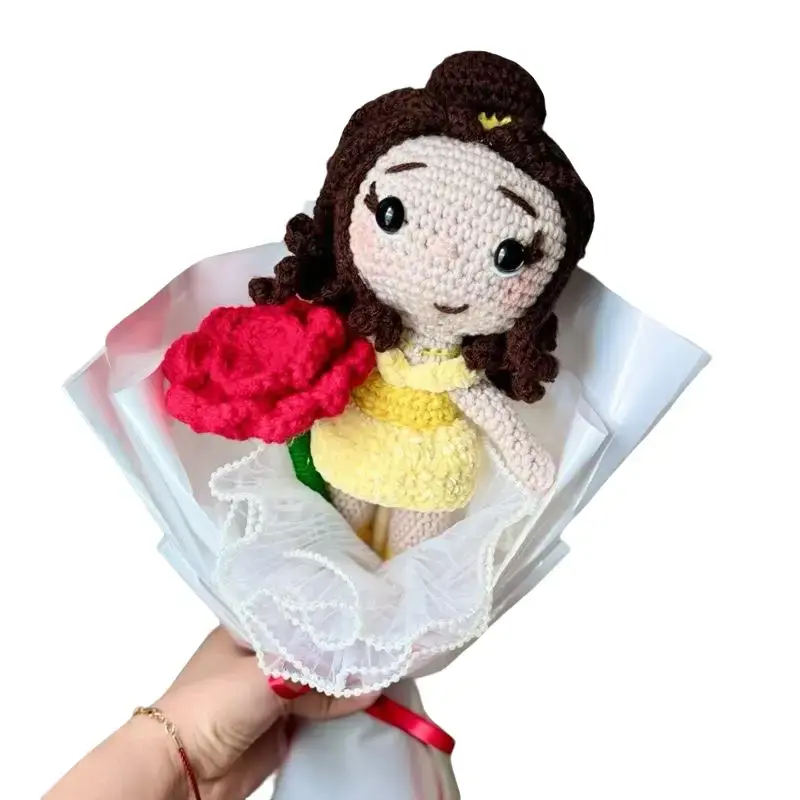 Princesa bella a crochet con una rosas roja