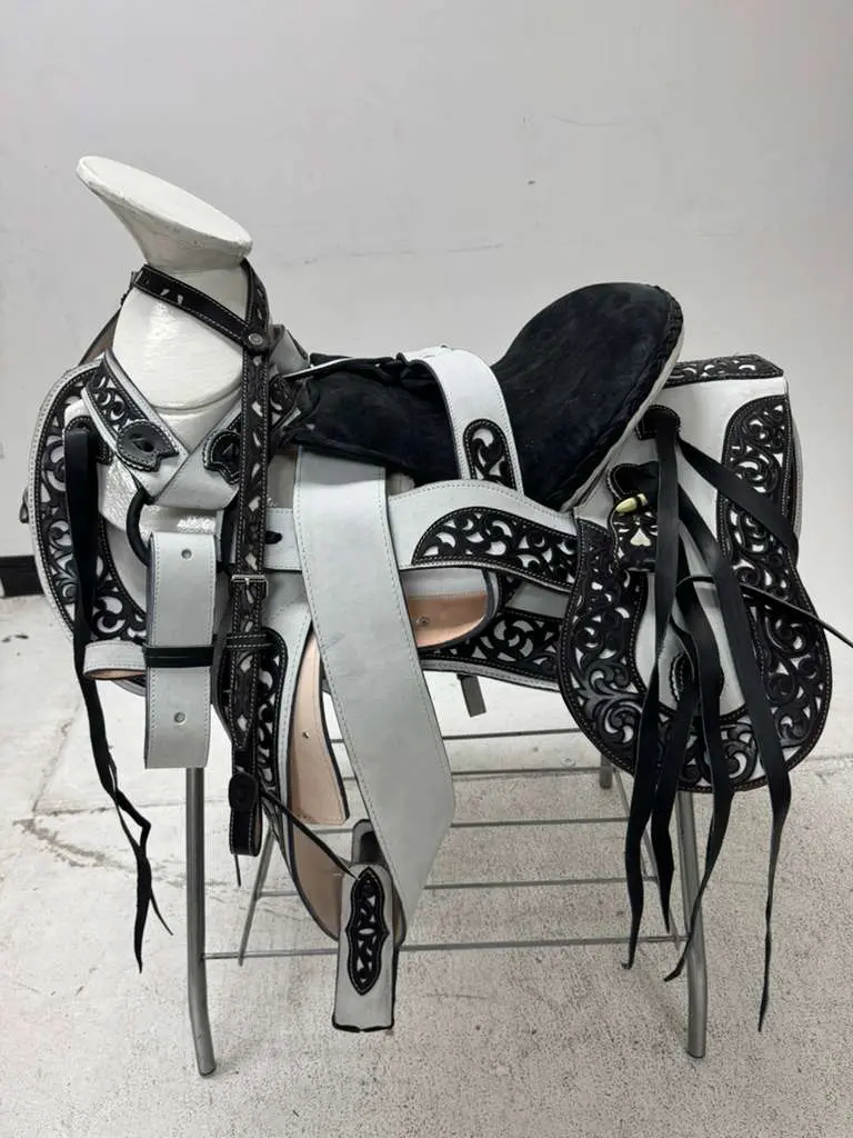 Charro Saddle 15.5” – Blanco Cincelado Negro – Set Completo