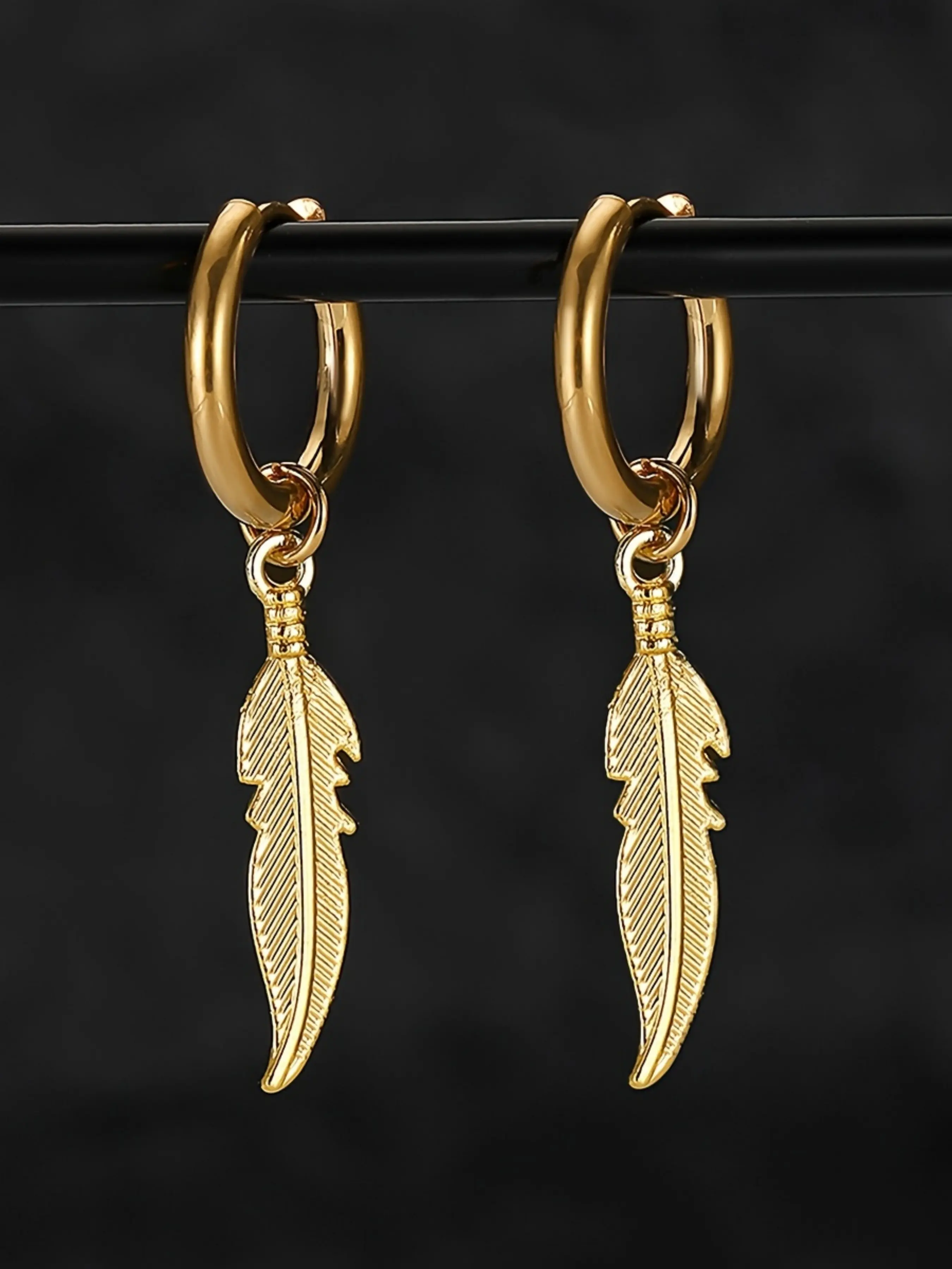 A Pair of Stainless Steel Feather Pendants, Stylish And Unique High Quality Feather Dangle Hoop Shape Earrings for Men, Without Battery, Feather Jewelry, Stainless Steel Hoops