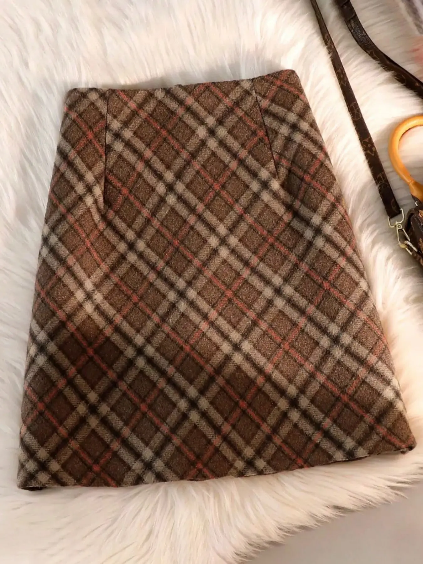 Women's vintage collegiate thickened fashionable casual plaid faux wool mini skirt, high-waisted slim-fit warm A-line checkered skirt, versatile for autumn and winter half skirts.