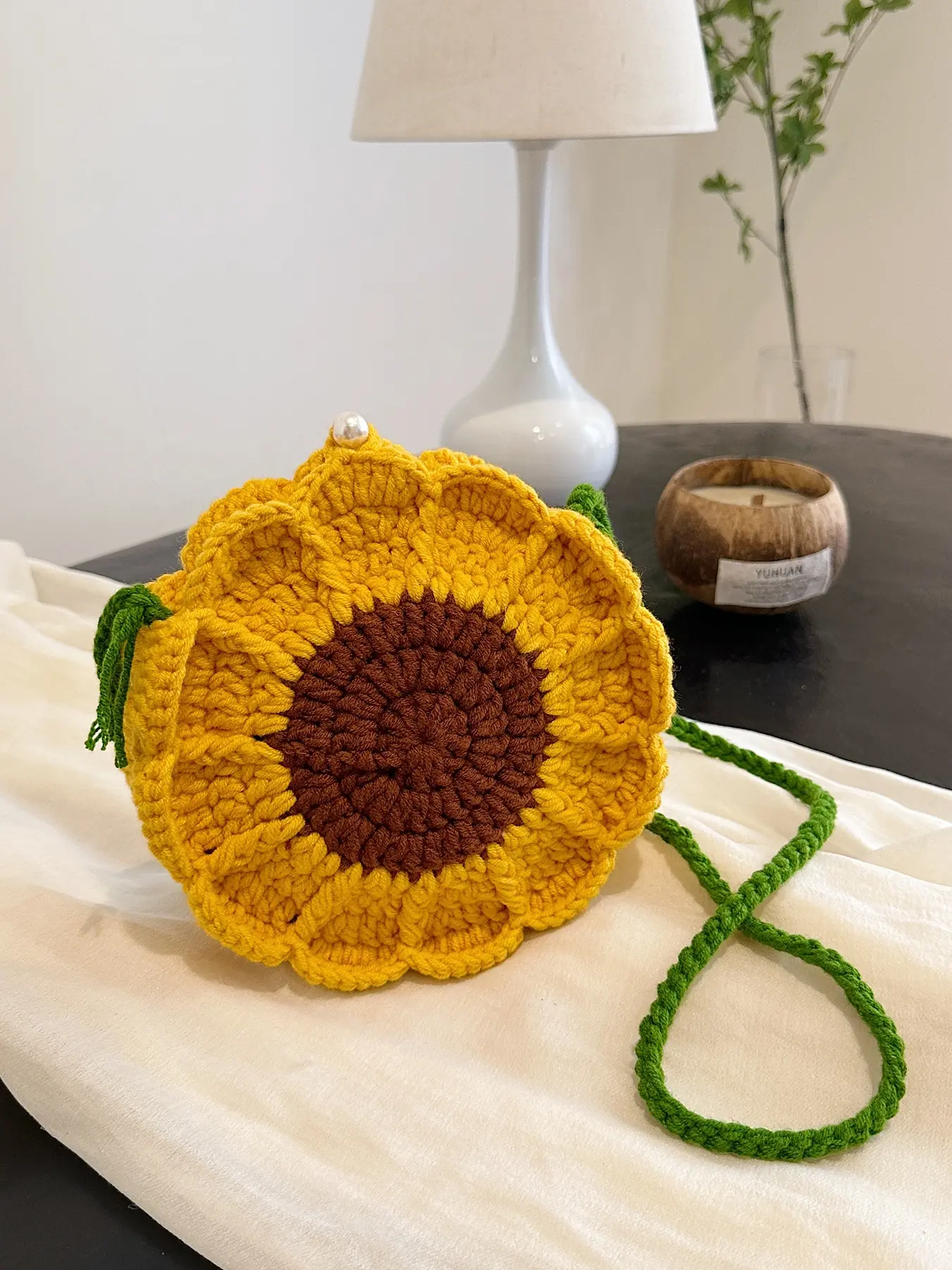 Crochet women's crossbody bag, Chic crossbody purse, flower shaped women's bag, women's leisure bag, Casual crossbody bag, suitable for daily use such as commuting, shopping, dating