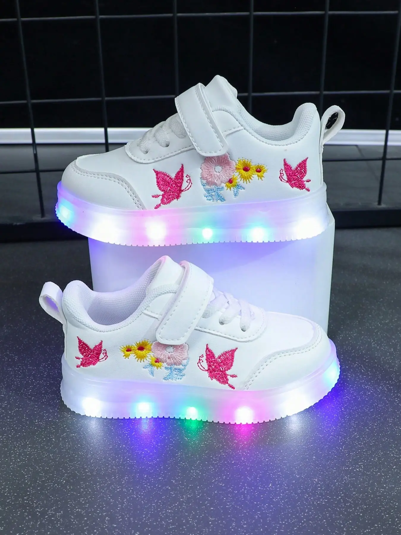 Girls' Soft Sole LED Light Shoes, Bow and Floral Design, Casual Sneakers Flat Trainers for Outdoor and School, Comfortable for All Seasons
