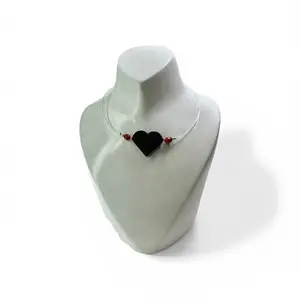 Collar de azabache y pionia