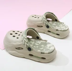 Couples’ clogs — men’s colorblock hollow-out design clogs; casual, comfortable, breathable, non-slip clogs; fashionable slippers for indoor and outdoor wear; breathable, lightweight clogs