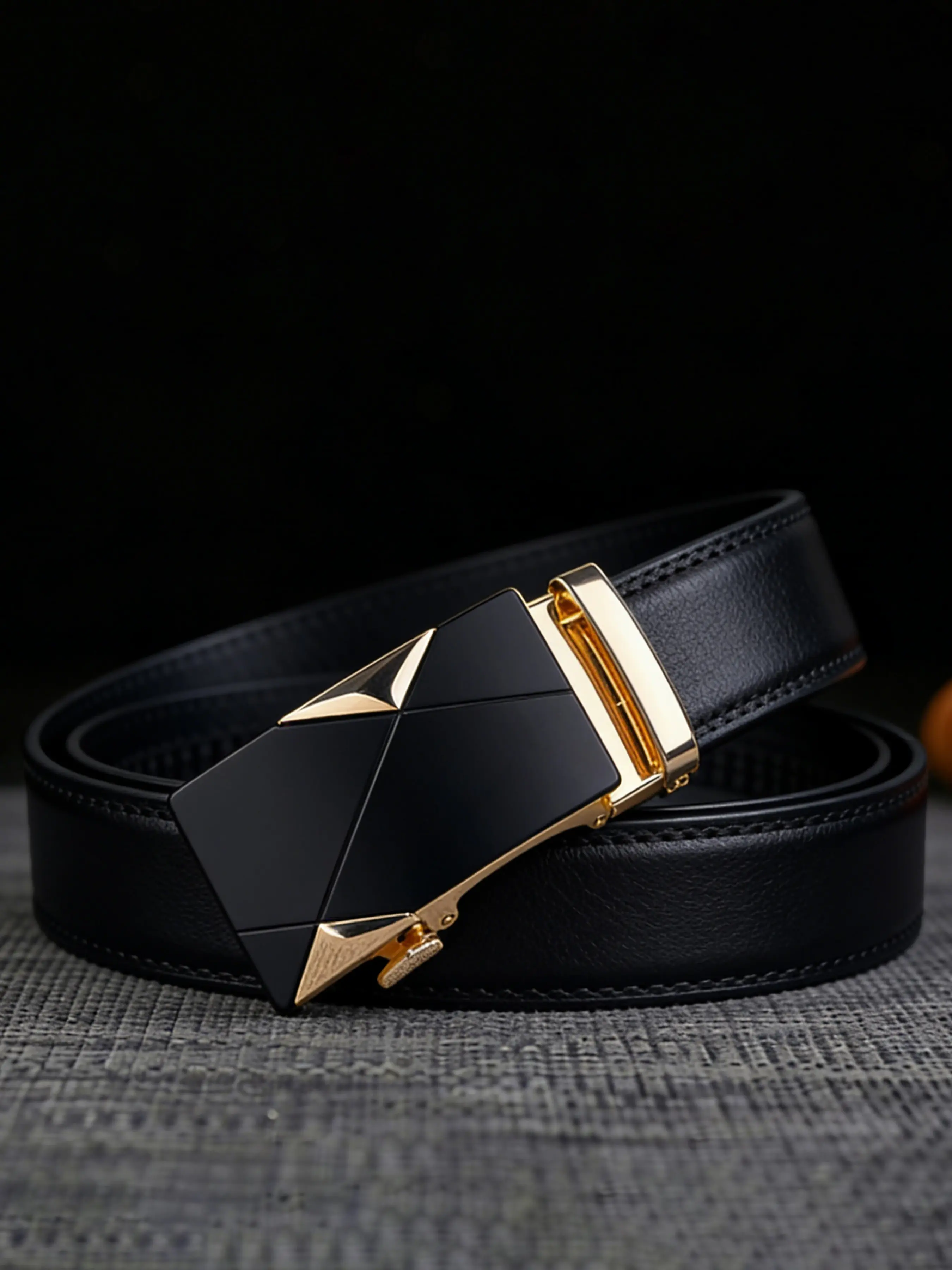 Golden and silver diagonal black base premium Durable alloy automatic buckle belt, unisex business casual Pu leather belt suitable for daily commuting, meetings, travel, ball parties, and over 20 other occasions, ideal as a gift.