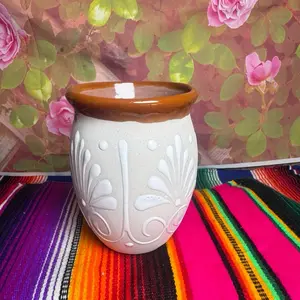 Cantarito relieve mediano color blanco boca mamey