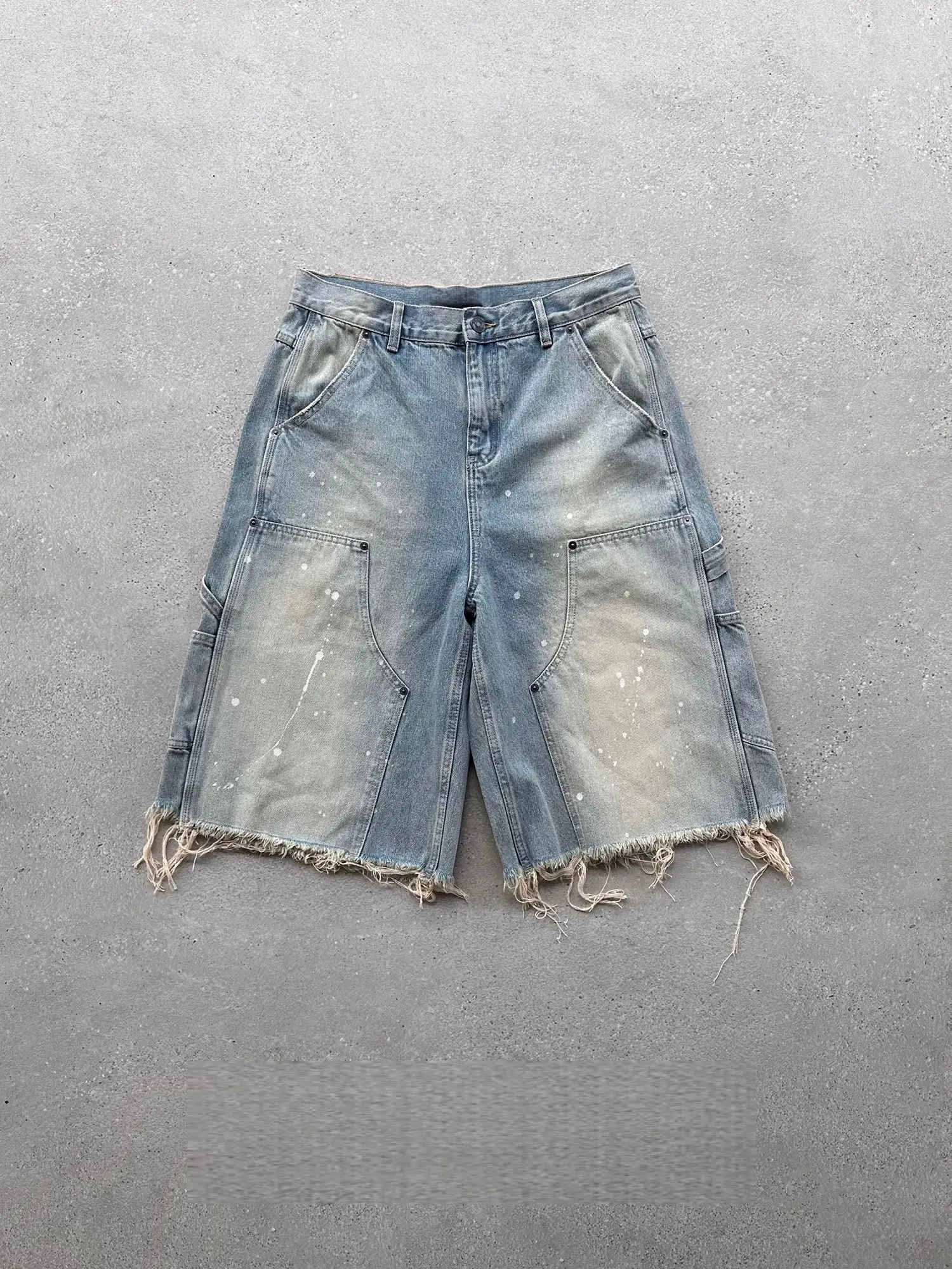 Men's Retro Mud-Colored Gradient Washed Multi-Pocket Knee-Length Denim Shorts; White Splatter-Print Effect, Raw-Hem, Loose-Fit Carpenter-Style Shorts; Mid-Rise Streetwear Y2K Hip-Hop Skateboarding Summer Knee-Length Denim Shorts
