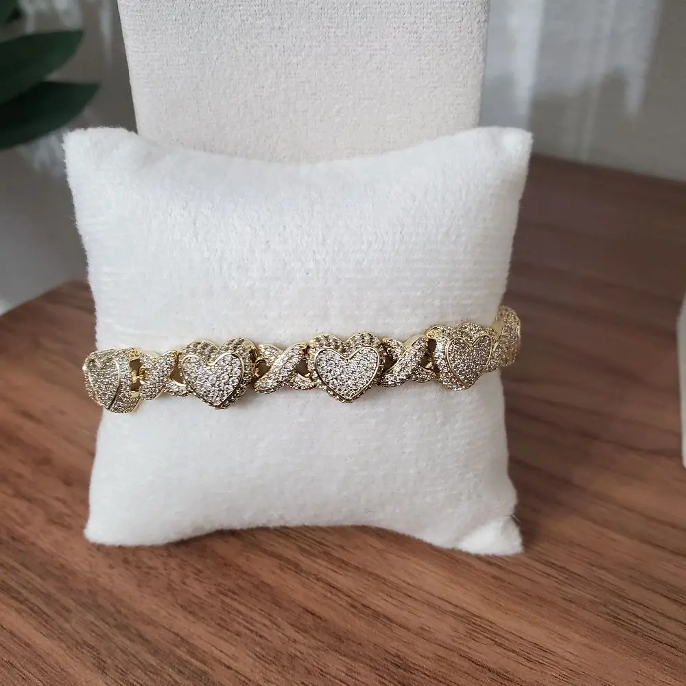 Heart-shaped bracelet—delicate and elegant, perfect for a special occasion!