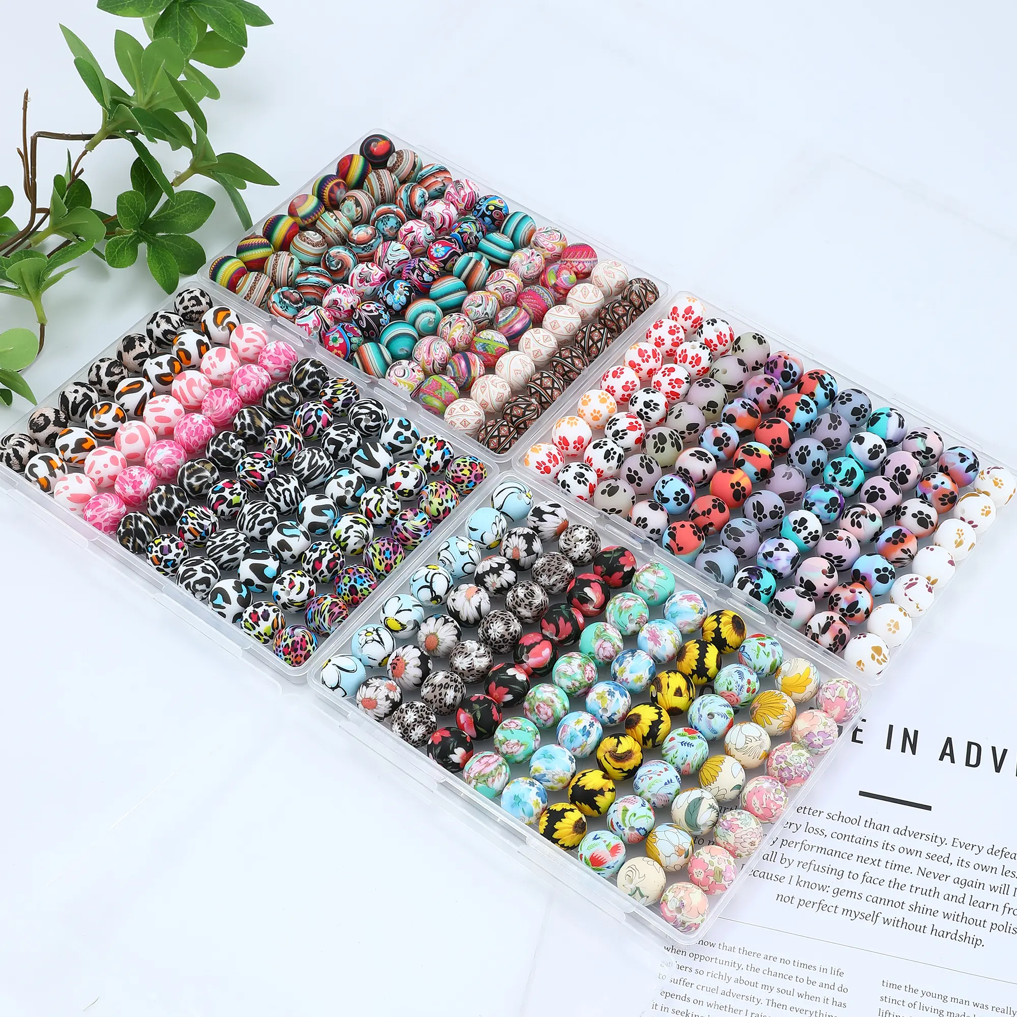 70-piece silicone bead jewelry box set, featuring cat claws, leopard prints, floral patterns, and striped beads. Suitable for DIY crafts, bead pens, keychain pendants, and comes with a storage box.