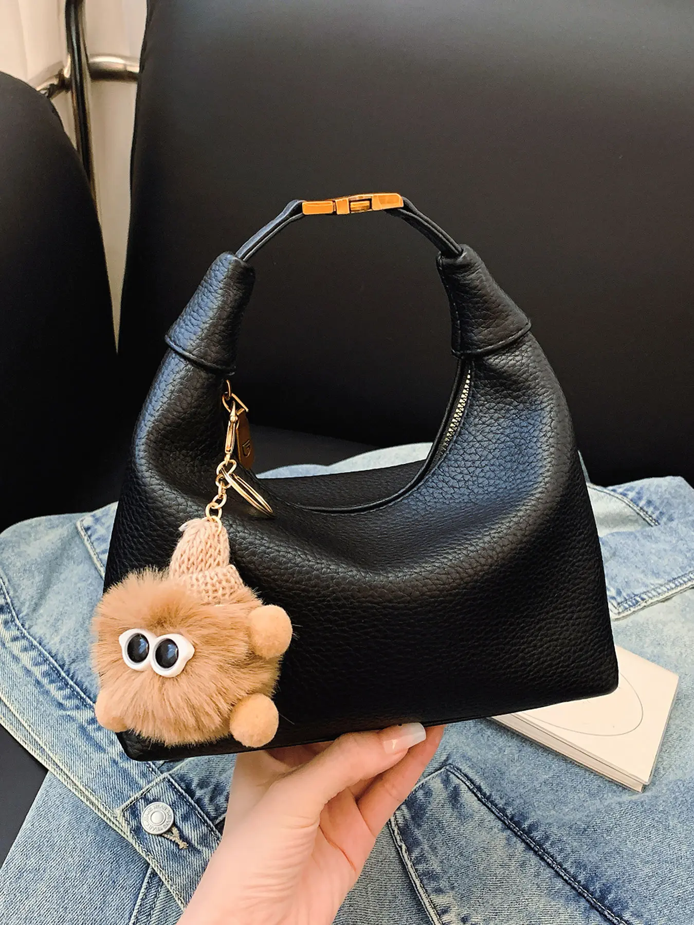 Compact, exquisite, versatile, retro style handbag with cute and personalized texture, simple shoulder bag, fashionable daily niche design crossbody bag, Casual handbags, suitable for outdoor shopping, work and commuting, Casual commuting handbag