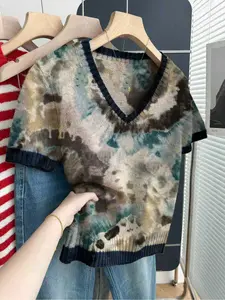 Casual loose V-neck short-sleeve knit top with contrast trim and printed pattern. Perfect for spring andsummer, ideal for women's daily wear. Available in khaki and other styles.