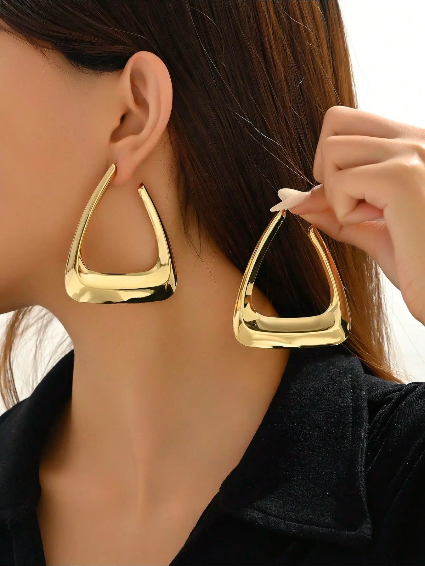1 Pair of Minimalist Metal Triangle Earrings, Large-sized Glossy Gold/silver Earrings, High-end European and American Style Stud Earrings, Fashion Jewelry, Eye-catching Accessories for Daily Commutes and Parties, Suitable for Women To Wear Daily