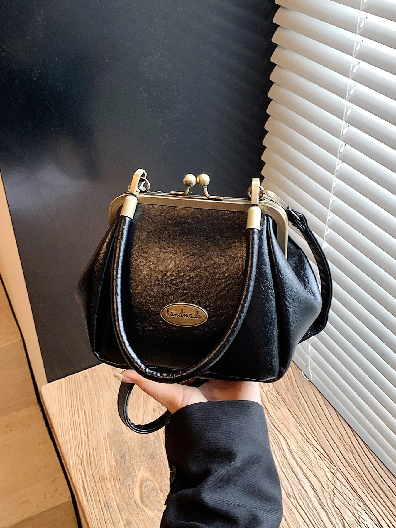 Retro personalized bucket bag, versatile compact crossbody bag, can accommodate mobile phones and lipstick, suitable for daily commuting and shopping, Casual trendy Purse, Fashionable crossbody bag