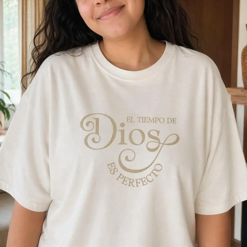 Spanish Christian Shirt for Women Plus Size, Faith Graphic Tee - God's Timing is Perfect.